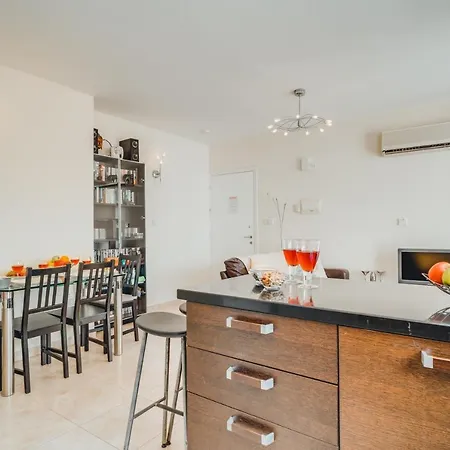 White Rose Apartment *